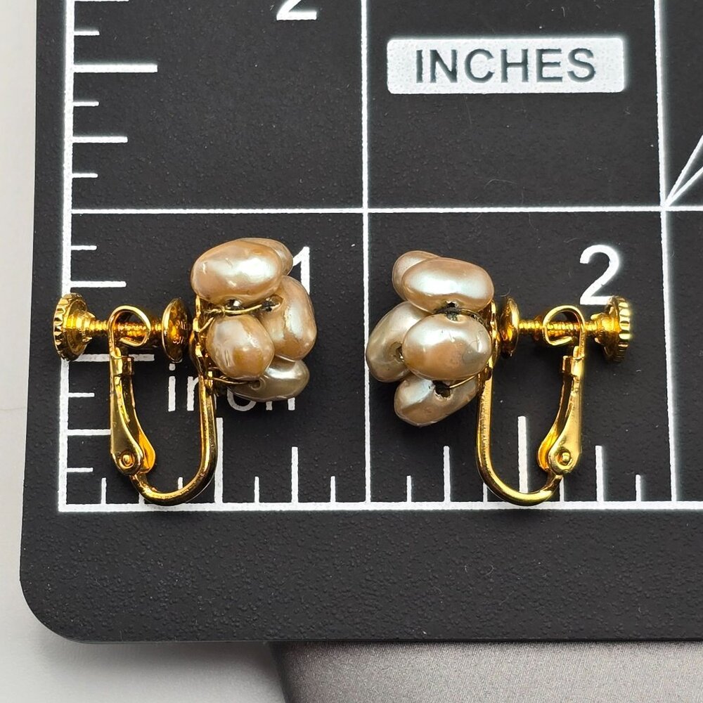 VTG Les Bernard Gold-Tone Screw Back Earrings Clustered Faux Pearls Signed - Picture 10 of 10